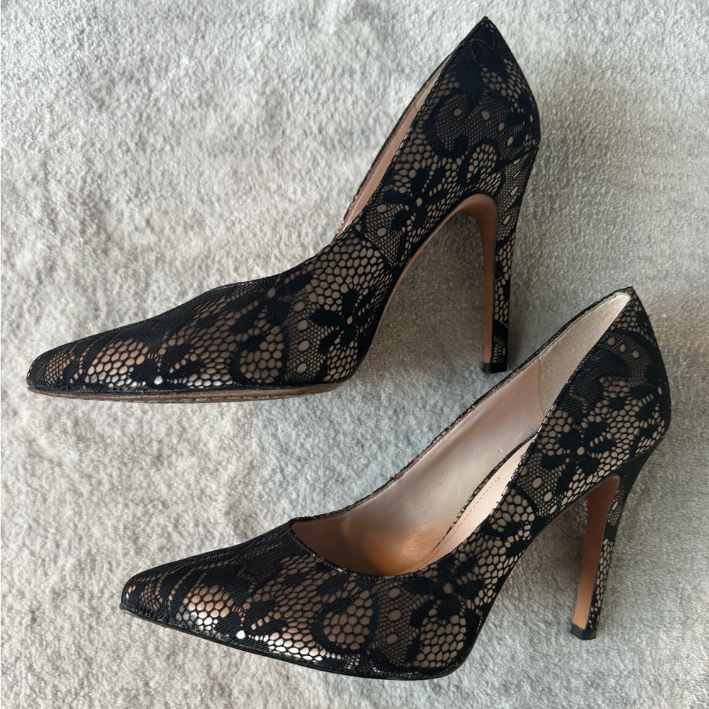 Vince Camuto black lace High Heel pumps. Size 8.5. Great condition